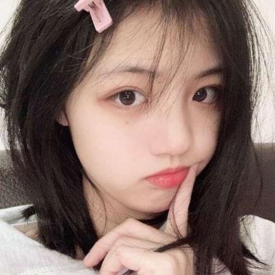 当她换上泳衣