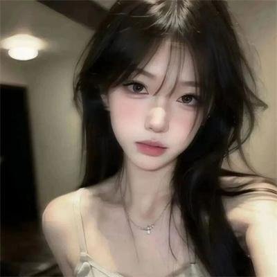 她背后的那双手